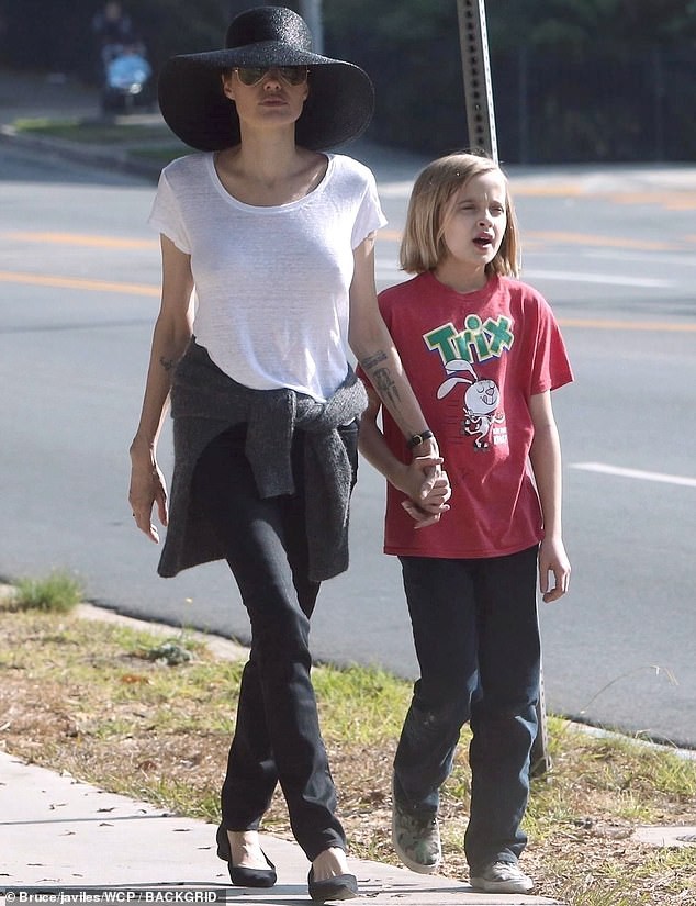 Angelina Jolie đưa 3 con ruột dạo phố, dập tan lời đồn khiến các bé mệt mỏi khi phải sống chung - Ảnh 8.