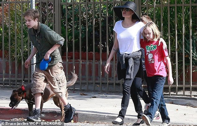 Angelina Jolie đưa 3 con ruột dạo phố, dập tan lời đồn khiến các bé mệt mỏi khi phải sống chung - Ảnh 11.