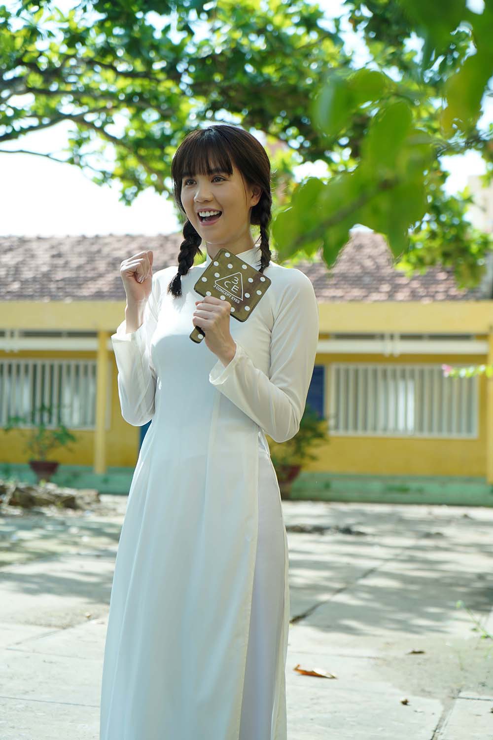 Đố bạn nhận ra nữ sinh tết bím tinh nghịch, diện áo dài trắng này là nữ hoàng nội y Ngọc Trinh - Ảnh 1. Đố bạn nhận ra nữ sinh tết bím tinh nghịch, diện áo dài trắng này là nữ hoàng nội y Ngọc Trinh - Ảnh 1.