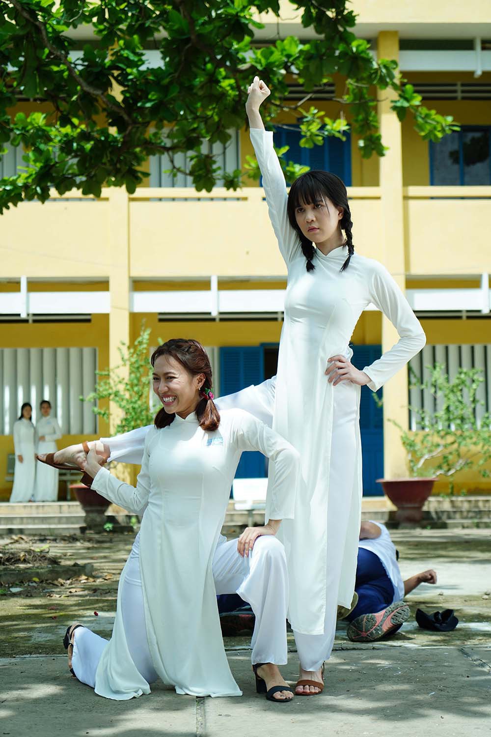 Đố bạn nhận ra nữ sinh tết bím tinh nghịch, diện áo dài trắng này là nữ hoàng nội y Ngọc Trinh - Ảnh 3. Đố bạn nhận ra nữ sinh tết bím tinh nghịch, diện áo dài trắng này là nữ hoàng nội y Ngọc Trinh - Ảnh 3.