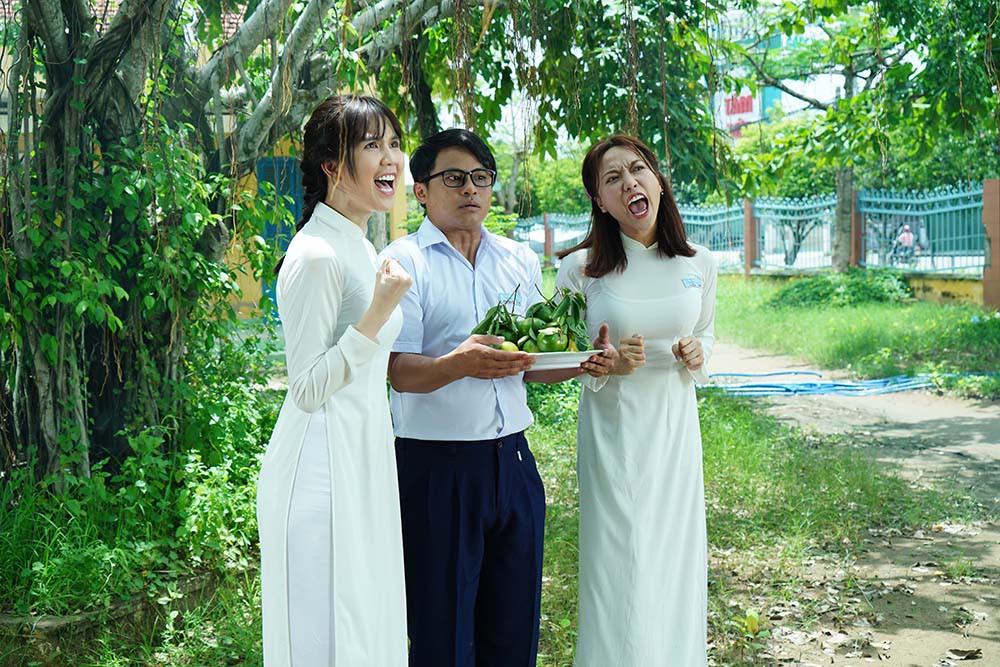 Đố bạn nhận ra nữ sinh tết bím tinh nghịch, diện áo dài trắng này là nữ hoàng nội y Ngọc Trinh - Ảnh 6. Đố bạn nhận ra nữ sinh tết bím tinh nghịch, diện áo dài trắng này là nữ hoàng nội y Ngọc Trinh - Ảnh 6.