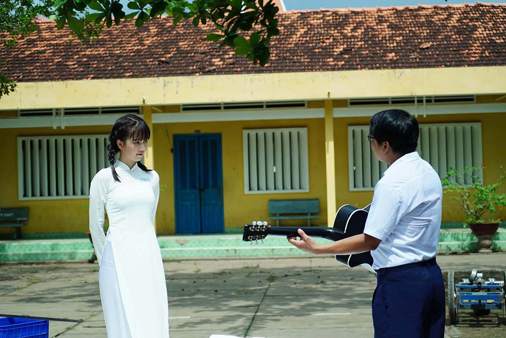 Đố bạn nhận ra nữ sinh tết bím tinh nghịch, diện áo dài trắng này là nữ hoàng nội y Ngọc Trinh - Ảnh 9. Đố bạn nhận ra nữ sinh tết bím tinh nghịch, diện áo dài trắng này là nữ hoàng nội y Ngọc Trinh - Ảnh 9.