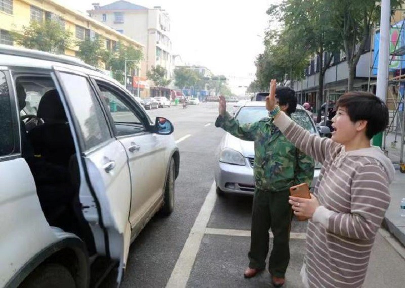 Người đàn ông đoàn tụ với gia đình sau 8 năm li biệt nhờ chăm chơi TikTok - Ảnh 2. Người đàn ông đoàn tụ với gia đình sau 8 năm li biệt nhờ chăm chơi TikTok - Ảnh 2.