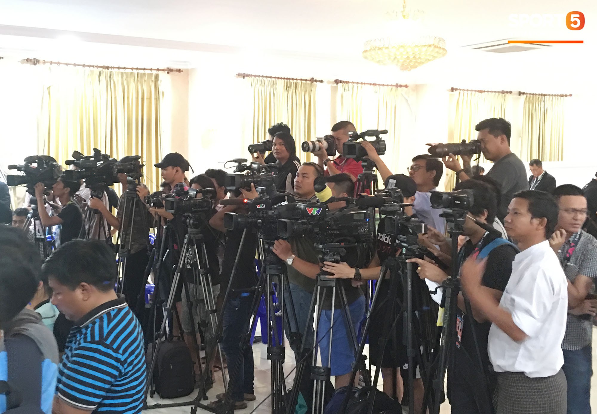 Phóng viên Việt Nam áp đảo toàn diện phóng viên Myanmar ngay trên chính sân khách - Ảnh 2.