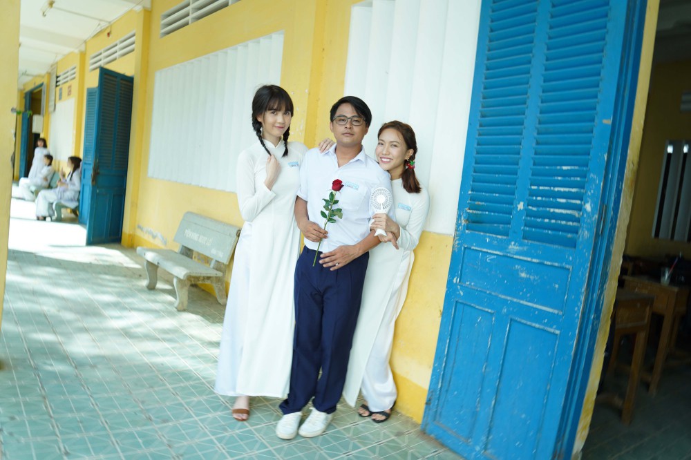 Đố bạn nhận ra nữ sinh tết bím tinh nghịch, diện áo dài trắng này là nữ hoàng nội y Ngọc Trinh - Ảnh 7. Đố bạn nhận ra nữ sinh tết bím tinh nghịch, diện áo dài trắng này là nữ hoàng nội y Ngọc Trinh - Ảnh 7.