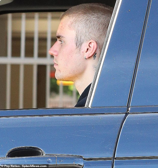 Không còn đầu bù tóc rối, Justin Bieber đẹp trai thêm vài phần nhưng làn da thì vẫn nổi nhiều mụn - Ảnh 2.