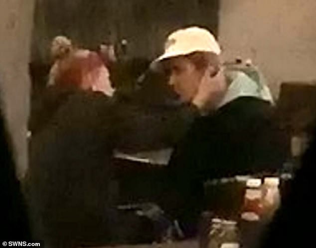 Justin Bieber bỗng ôm mặt khóc giữa quán bar vì Selena Gomez, Hailey ngồi cạnh không ngừng an ủi? - Ảnh 3.