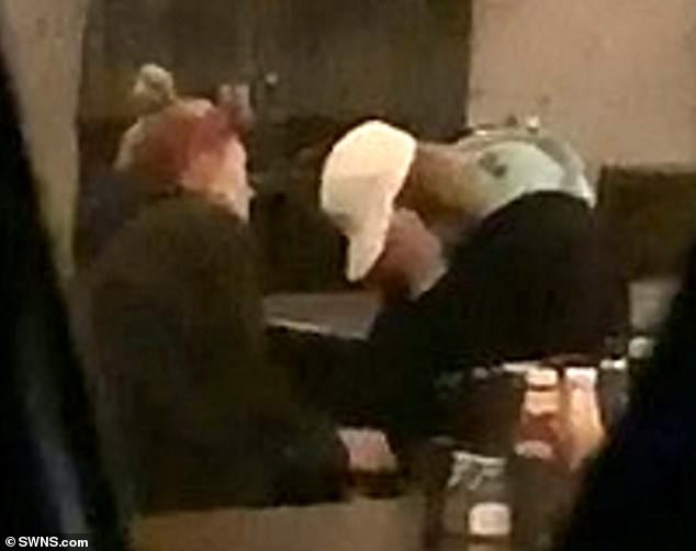 Justin Bieber bỗng ôm mặt khóc giữa quán bar vì Selena Gomez, Hailey ngồi cạnh không ngừng an ủi? - Ảnh 4.
