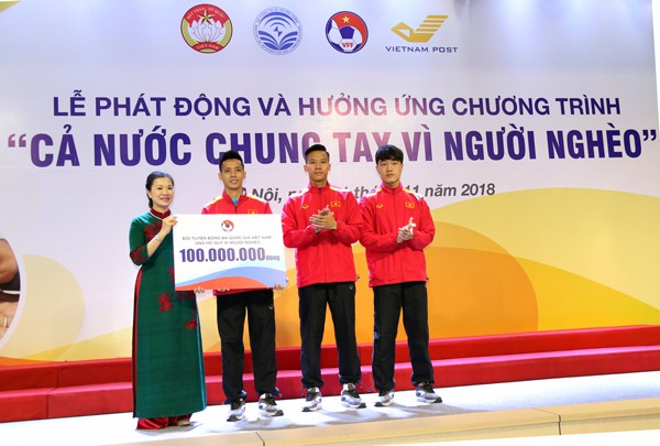 Cầu thủ đội tuyển Việt Nam khiến fan tan chảy với hành động tặng 71 chỉ vàng và 100 triệu đồng cho người nghèo - Ảnh 2.