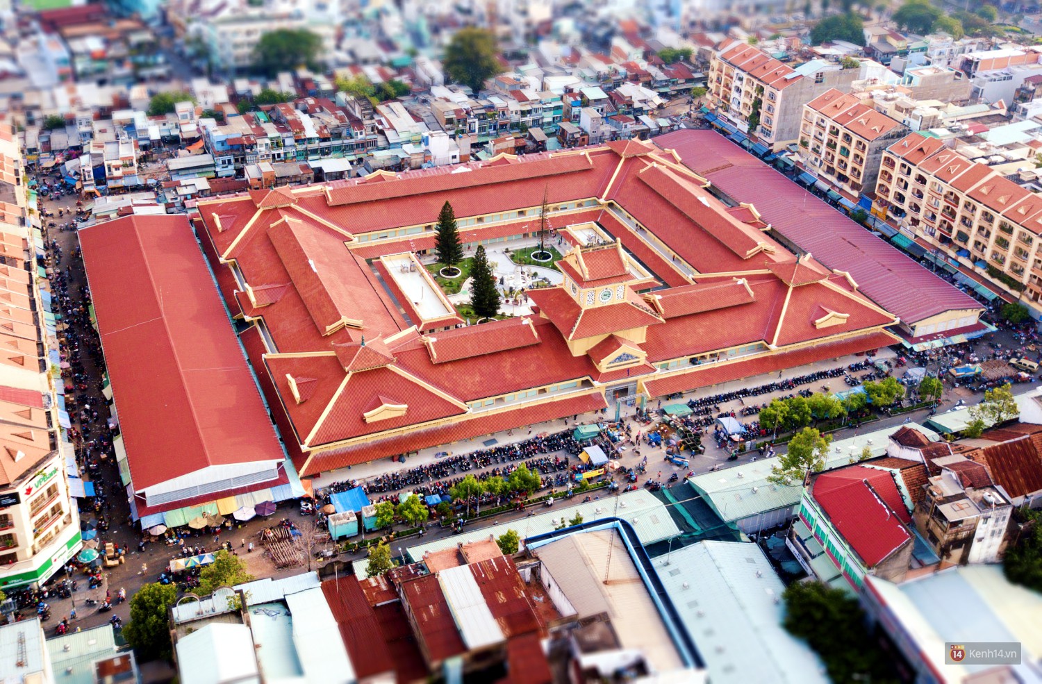 Chợ Lớn gần 100 tuổi ở Sài Gòn chính thức mở cửa trở lại sau 2 năm sửa chữa, tiểu thương vui mừng đến nhận sạp - Ảnh 1. Chợ Lớn gần 100 tuổi ở Sài Gòn chính thức mở cửa trở lại sau 2 năm sửa chữa, tiểu thương vui mừng đến nhận sạp - Ảnh 1.
