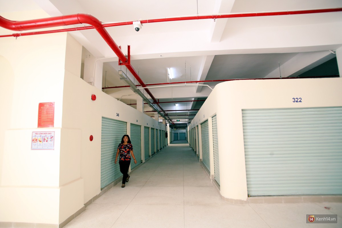Chợ Lớn gần 100 tuổi ở Sài Gòn chính thức mở cửa trở lại sau 2 năm sửa chữa, tiểu thương vui mừng đến nhận sạp - Ảnh 4. Chợ Lớn gần 100 tuổi ở Sài Gòn chính thức mở cửa trở lại sau 2 năm sửa chữa, tiểu thương vui mừng đến nhận sạp - Ảnh 4.