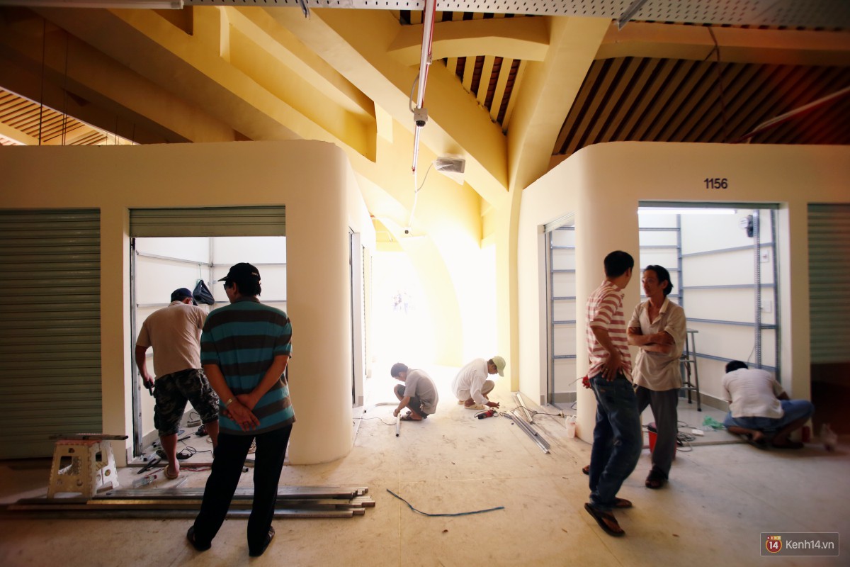 Chợ Lớn gần 100 tuổi ở Sài Gòn chính thức mở cửa trở lại sau 2 năm sửa chữa, tiểu thương vui mừng đến nhận sạp - Ảnh 7. Chợ Lớn gần 100 tuổi ở Sài Gòn chính thức mở cửa trở lại sau 2 năm sửa chữa, tiểu thương vui mừng đến nhận sạp - Ảnh 7.
