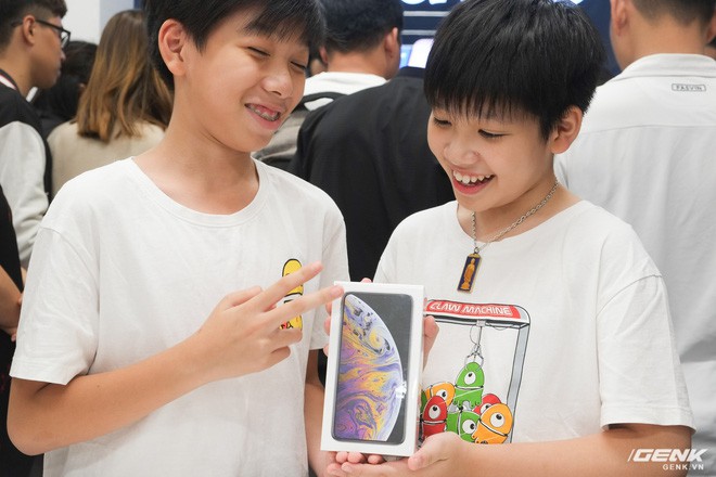 Làm anh khó lắm: Cậu học sinh lớp 8 thức đêm chờ mua iPhone XS Max nhưng phải dùng chung với em trai - Ảnh 2.