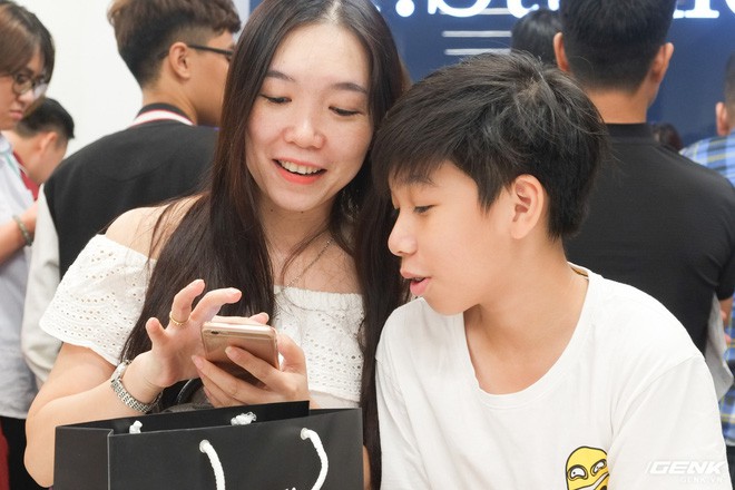 Làm anh khó lắm: Cậu học sinh lớp 8 thức đêm chờ mua iPhone XS Max nhưng phải dùng chung với em trai - Ảnh 3.