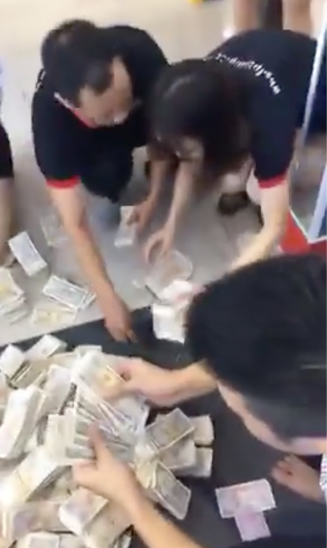 Góc mỏi tay: Thanh niên Hà Nội mang 38 triệu đồng toàn tiền lẻ đi mua iPhone Xs Max - Ảnh 1.