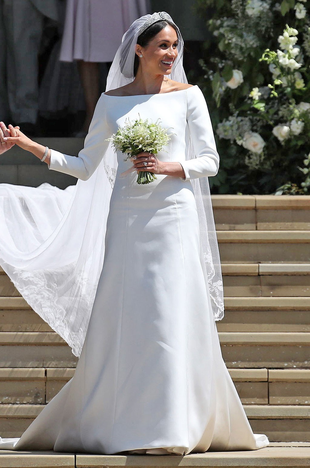 Nữ hoàng Elizabeth không ít lần phật ý vì style của Meghan Markle và còn có phản ứng khó đỡ với chiếc váy cưới của cô - Ảnh 2. Nữ hoàng Elizabeth không ít lần phật ý vì style của Meghan Markle và còn có phản ứng khó đỡ với chiếc váy cưới của cô - Ảnh 2.