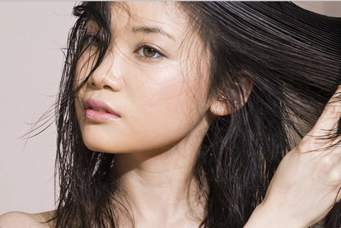Mùa lạnh tới, nếu còn giữ thói quen chăm sóc tóc này thì bạn sẽ phải đối mặt với những vấn đề sức khỏe sau - Ảnh 2. Mùa lạnh tới, nếu còn giữ thói quen chăm sóc tóc này thì bạn sẽ phải đối mặt với những vấn đề sức khỏe sau - Ảnh 2.