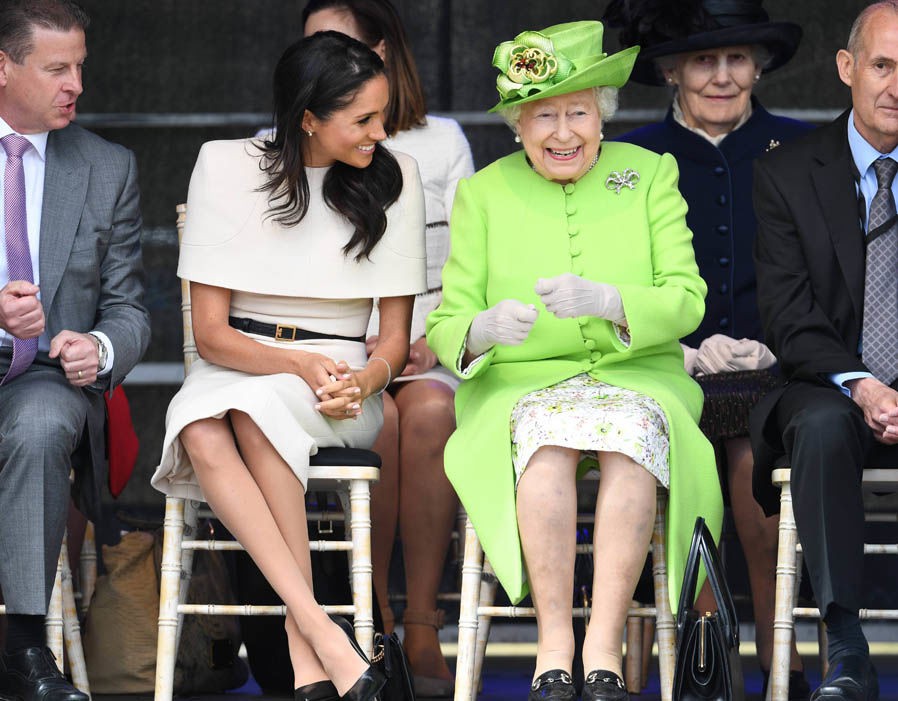 Nữ hoàng Elizabeth không ít lần phật ý vì style của Meghan Markle và còn có phản ứng khó đỡ với chiếc váy cưới của cô - Ảnh 3. Nữ hoàng Elizabeth không ít lần phật ý vì style của Meghan Markle và còn có phản ứng khó đỡ với chiếc váy cưới của cô - Ảnh 3.