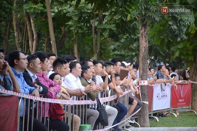 Hàng trăm người dân xếp hàng chờ đợi trước nhiều giờ đồng hồ để tận mắt chiêm ngưỡng các mẫu xe VinFast - Ảnh 3.