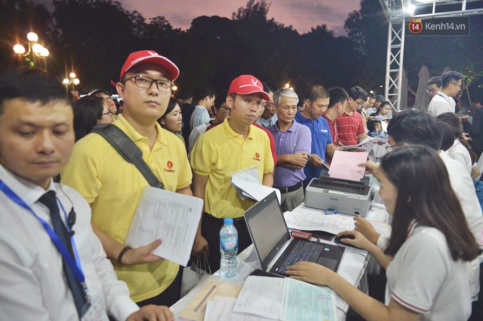 Khách hàng chen chân đăng ký, nộp tiền để được sở hữu những chiếc xe VinFast đầu tiên - Ảnh 7.