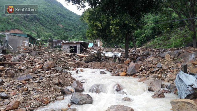 Chùm ảnh: Người dân Nha Trang đau xót dựng bàn thờ chung cho những nạn nhân đã khuất sau trận lũ và sạt lở lịch sử - Ảnh 2.