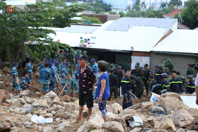 Chùm ảnh: Người dân Nha Trang đau xót dựng bàn thờ chung cho những nạn nhân đã khuất sau trận lũ và sạt lở lịch sử - Ảnh 7.