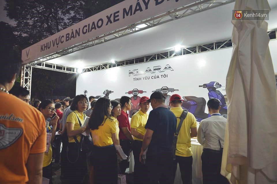 Khách hàng chen chân đăng ký, nộp tiền để được sở hữu những chiếc xe VinFast đầu tiên - Ảnh 8.