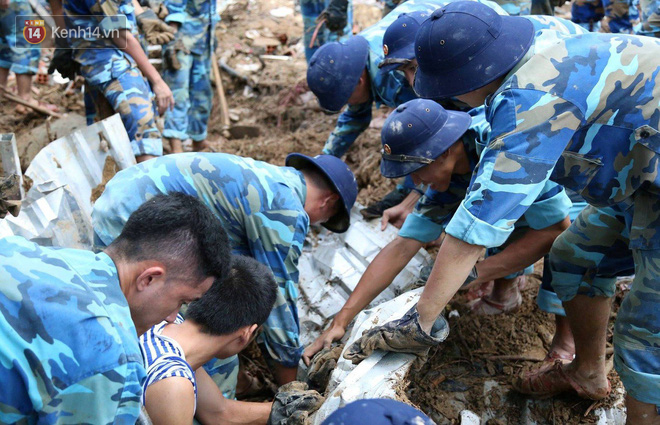 Chùm ảnh: Người dân Nha Trang đau xót dựng bàn thờ chung cho những nạn nhân đã khuất sau trận lũ và sạt lở lịch sử - Ảnh 8.