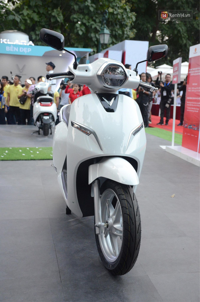 Người dân hào hứng với mẫu xe máy điện thông minh Klara của VinFast, được bán với giá từ 21 triệu đồng - Ảnh 5.