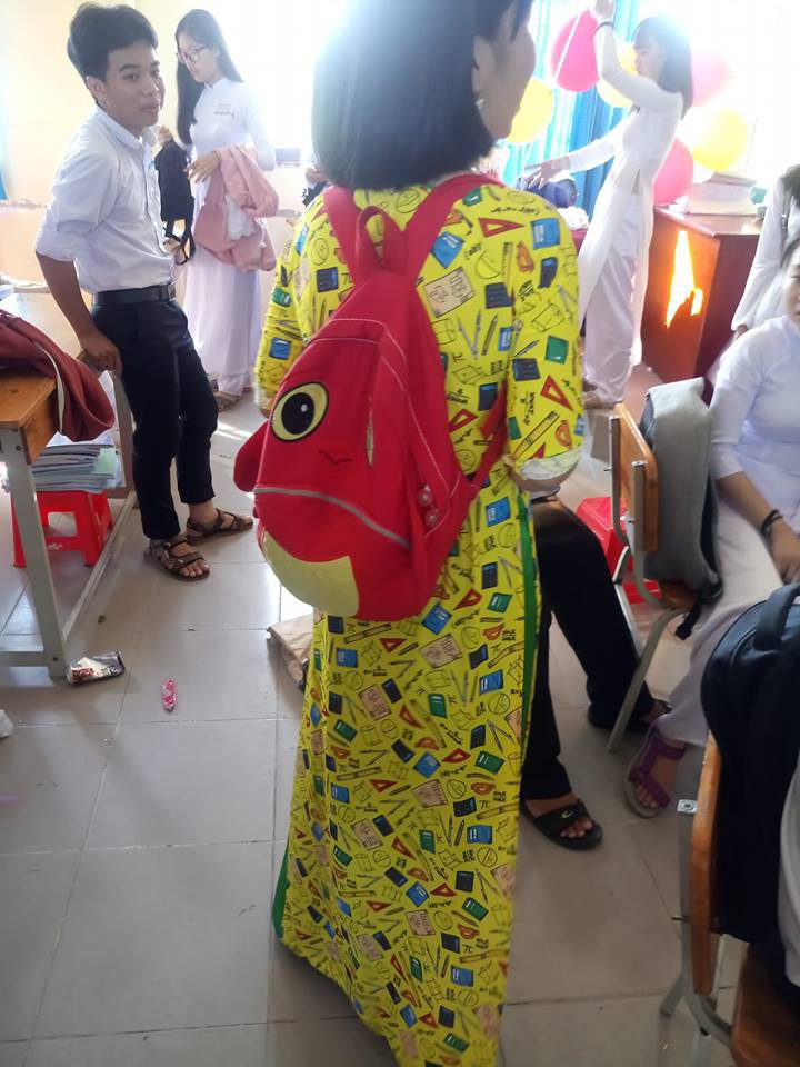 Cô giáo mặc áo dài hoa xưa rồi, bây giờ là phải theo mốt họa tiết dạy gì mặc nấy như thế này! - Ảnh 2. Cô giáo mặc áo dài hoa xưa rồi, bây giờ là phải theo mốt họa tiết dạy gì mặc nấy như thế này! - Ảnh 2.
