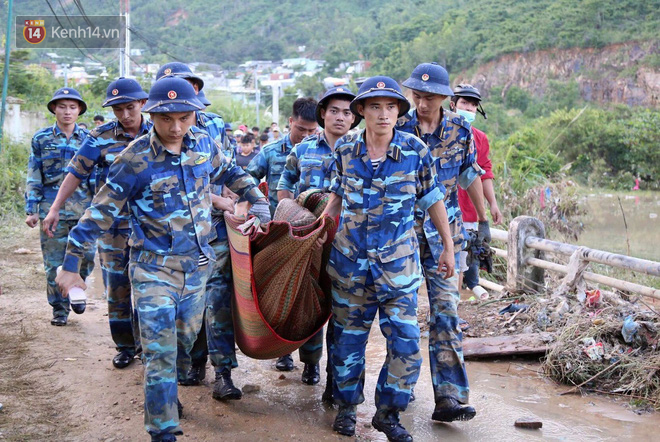 Chùm ảnh: Người dân Nha Trang đau xót dựng bàn thờ chung cho những nạn nhân đã khuất sau trận lũ và sạt lở lịch sử - Ảnh 9.