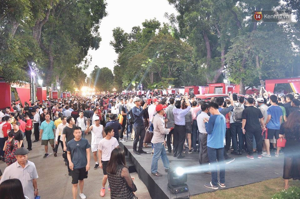 Ảnh: Khu trưng bày các mẫu xe VinFast chính thức mở cửa, biển người Hà Nội đổ xô đến tham quan - Ảnh 1. Ảnh: Khu trưng bày các mẫu xe VinFast chính thức mở cửa, biển người Hà Nội đổ xô đến tham quan - Ảnh 1.