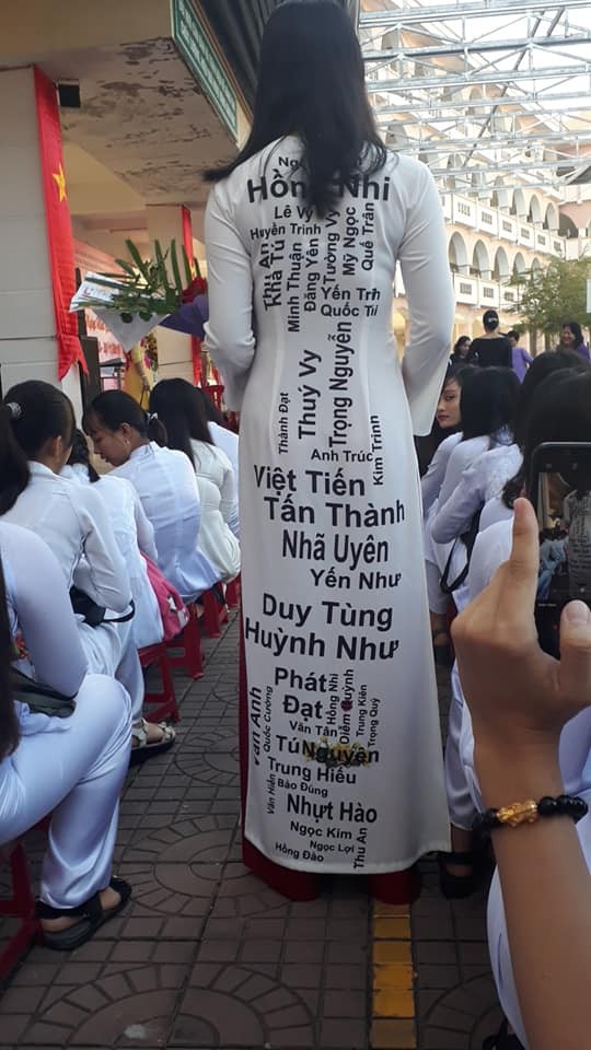 Điểm danh những chiếc áo dài in tên học sinh duyên dáng và sang trọng nhất, làm tôn vinh nét đẹp truyền thống Việt Nam và giúp bạn thể hiện cá tính riêng trong những bức ảnh ghi lại kỷ niệm đầy ý nghĩa.