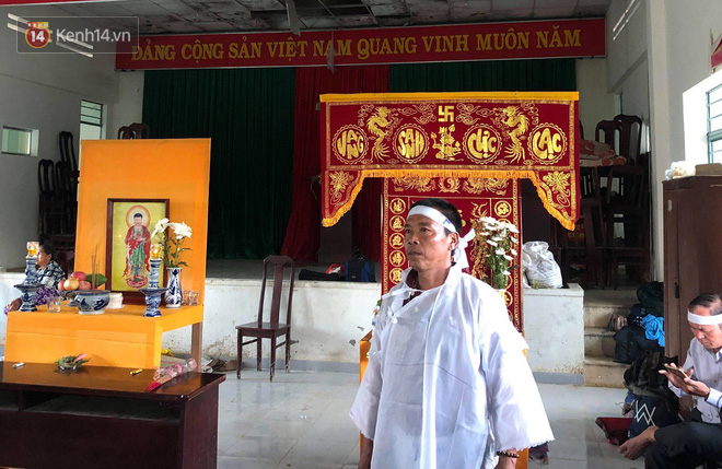 Chùm ảnh: Người dân Nha Trang đau xót dựng bàn thờ chung cho những nạn nhân đã khuất sau trận lũ và sạt lở lịch sử - Ảnh 14.