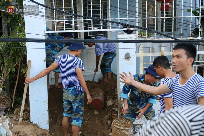 Chùm ảnh: Người dân Nha Trang đau xót dựng bàn thờ chung cho những nạn nhân đã khuất sau trận lũ và sạt lở lịch sử - Ảnh 15.