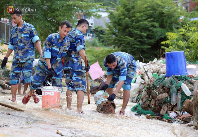 Chùm ảnh: Người dân Nha Trang đau xót dựng bàn thờ chung cho những nạn nhân đã khuất sau trận lũ và sạt lở lịch sử - Ảnh 16.