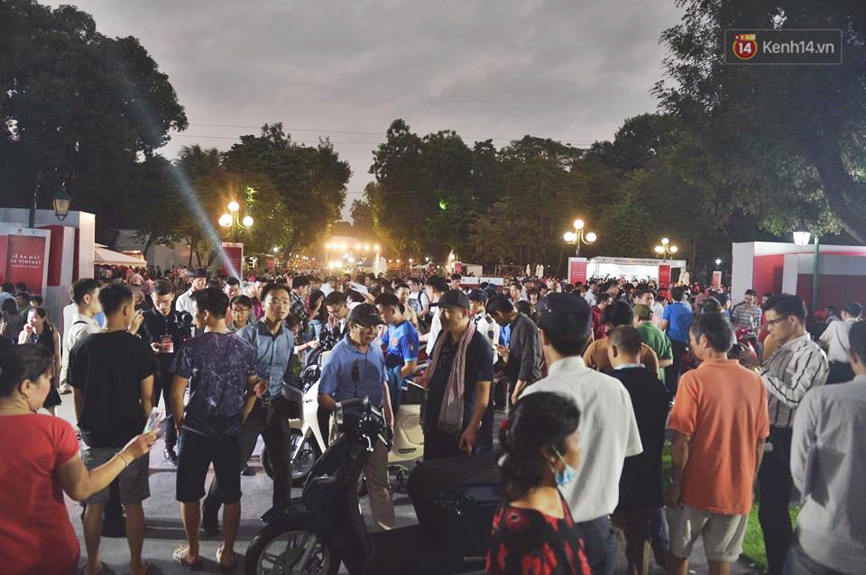 Ảnh: Khu trưng bày các mẫu xe VinFast chính thức mở cửa, biển người Hà Nội đổ xô đến tham quan - Ảnh 3. Ảnh: Khu trưng bày các mẫu xe VinFast chính thức mở cửa, biển người Hà Nội đổ xô đến tham quan - Ảnh 3.