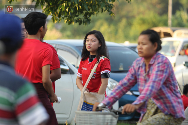 Ngắm nhan sắc xinh đẹp của những nữ CĐV Myanmar đến cổ vũ đội tuyển nước nhà trong trận đấu với Việt Nam tại AFF Cup - Ảnh 2.