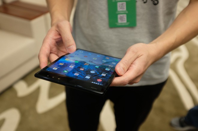 Tận mắt chứng kiến smartphone màn hình gập FlexPai của Royole, sẽ ra mắt trước cả Màn hình Dẻo Vô cực của Samsung - Ảnh 2.