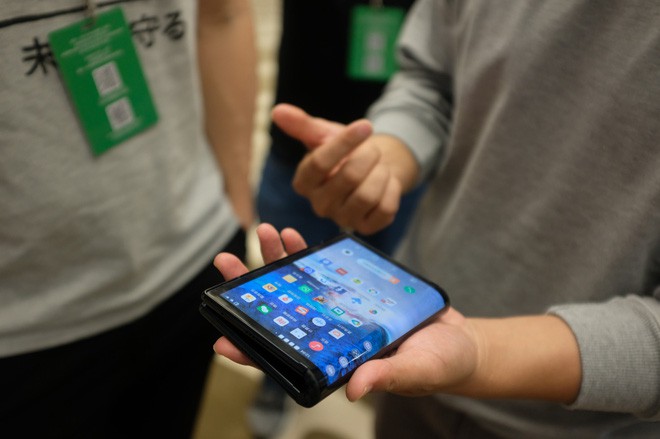 Tận mắt chứng kiến smartphone màn hình gập FlexPai của Royole, sẽ ra mắt trước cả Màn hình Dẻo Vô cực của Samsung - Ảnh 1.