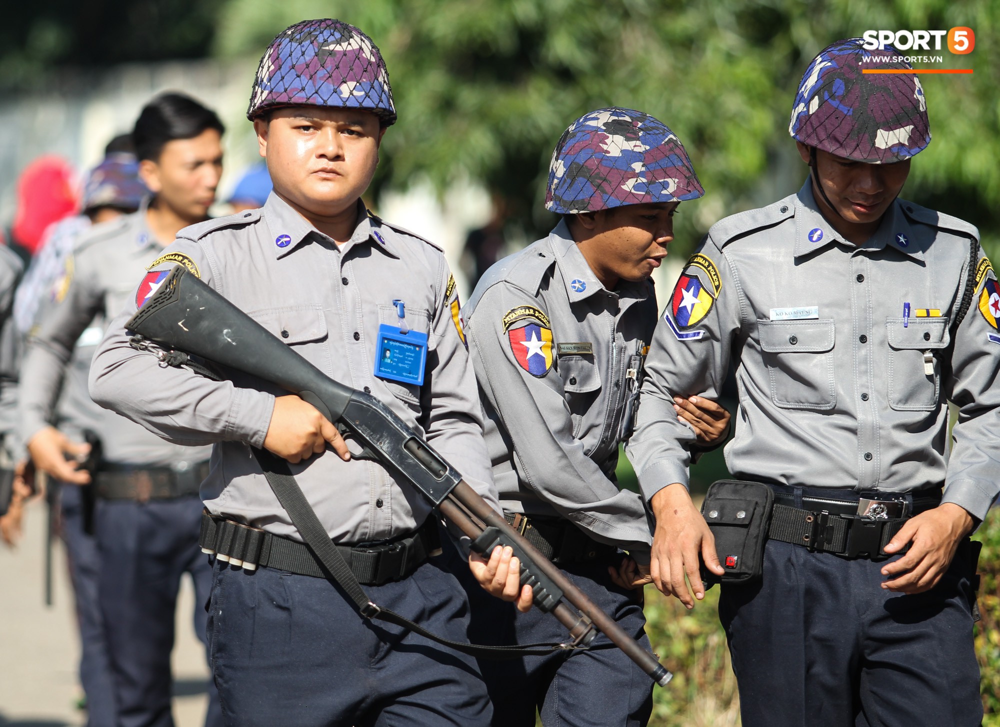 An ninh tại Myanmar được tăng cường trước trận Myanmar - Việt Nam, sẵn sàng cho CĐV quá khích lên xe thùng - Ảnh 2.