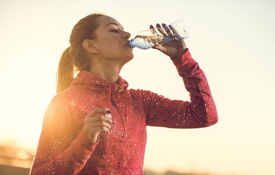 Ti&ecirc;u thụ qu&aacute; nhiều protein g&acirc;y nhiều tổn hại sức khỏe, h&atilde;y đọc ngay những dấu hiệu n&agrave;y để nhận biết kịp thời - Ảnh 1.