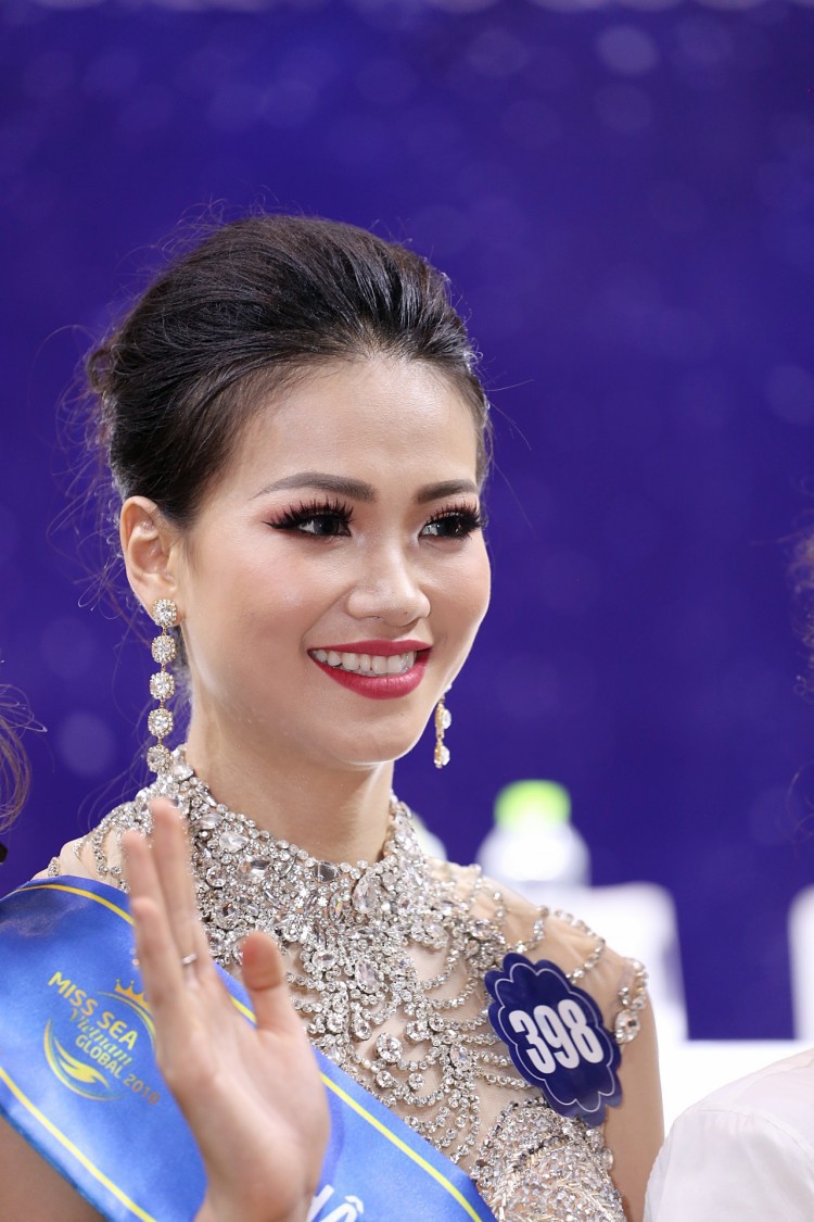 Nhan sắc Hoa hậu Hòa bình ngất xỉu và Hoa hậu Phương Khánh: Người bị nghi đập mặt làm lại, kẻ thì có vòng 1 to bất thường - Ảnh 15. Nhan sắc Hoa hậu Hòa bình ngất xỉu và Hoa hậu Phương Khánh: Người bị nghi đập mặt làm lại, kẻ thì có vòng 1 to bất thường - Ảnh 15.