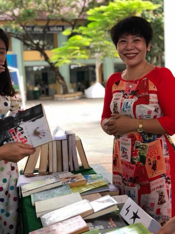 Cô giáo mặc áo dài hoa xưa rồi, bây giờ là phải theo mốt họa tiết dạy gì mặc nấy như thế này! - Ảnh 5. Cô giáo mặc áo dài hoa xưa rồi, bây giờ là phải theo mốt họa tiết dạy gì mặc nấy như thế này! - Ảnh 5.