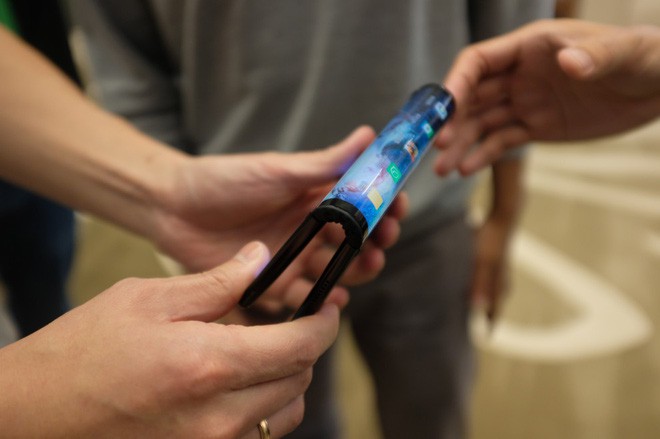 Tận mắt chứng kiến smartphone màn hình gập FlexPai của Royole, sẽ ra mắt trước cả Màn hình Dẻo Vô cực của Samsung - Ảnh 4.