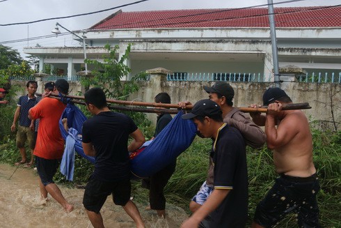 Nha Trang: Thầy cô đón 20-11 trong bùn, người chết vẫn tăng - Ảnh 11.