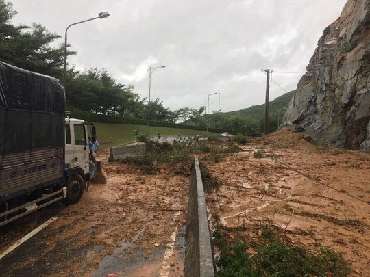 Nha Trang: Thầy cô đón 20-11 trong bùn, người chết vẫn tăng - Ảnh 13.