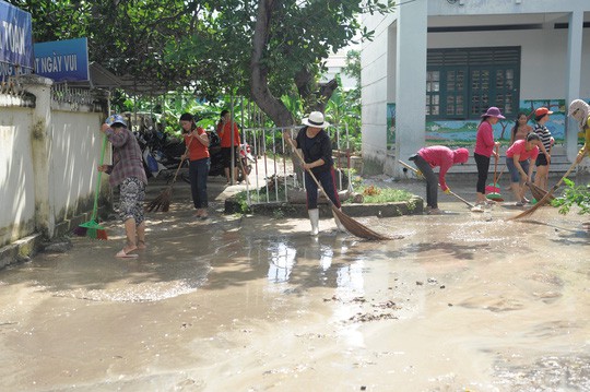 Nha Trang: Thầy cô đón 20-11 trong bùn, người chết vẫn tăng - Ảnh 3.