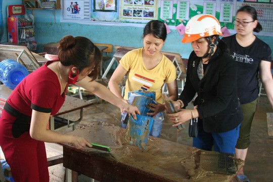 Nha Trang: Thầy cô đón 20-11 trong bùn, người chết vẫn tăng - Ảnh 8.