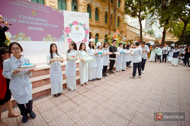 Trường Việt Đức chào mừng ngày 20/11: Đã mắt ngắm dàn nữ sinh xinh ngây ngất trong tà áo dài - Ảnh 13.